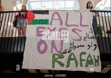 Amsterdam, Niederlande. Mai 2024. Studenten, die für die Demonstration des freien Palästinensergebäudes UVA Roeterseiland in Amsterdam, Niederlande 13-5-2024 Credit: Robert vant Hoenderdaal/Alamy Live News Stockfoto