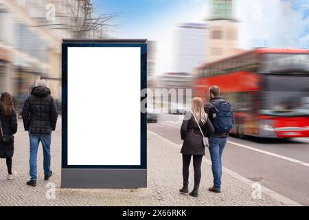 Vertikale Mockup-Reklametafeln, Menschen zu Fuß und Transport bewegen sich in der Stadt, leeres Poster mit weißem Bildschirm, Fußgänger zu Fuß und Doppeldeckerbus, CA Stockfoto