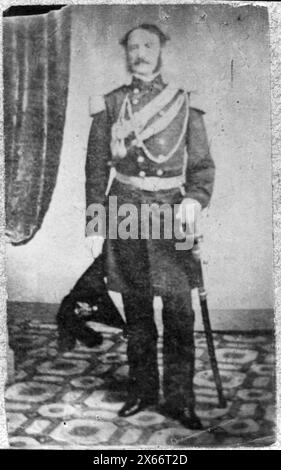 John Bankhead Magruder, 1810-1871, in voller Länge, stehend, nach links gerichtet; in Uniform, C.S.A., Bürgerkriegsfotos 1861-1865 Stockfoto