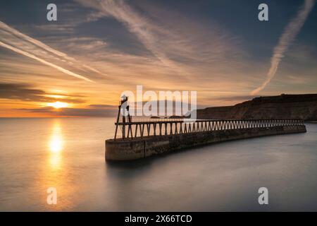 Sonnenaufgang über Whitby Hafen und River Eske Mitte September 2018 Stockfoto