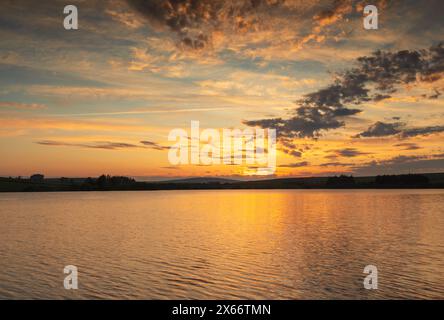 Sonnenuntergang am Siblyback Lake Cornwall Stockfoto