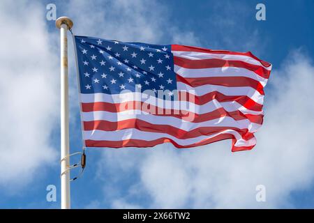 Nationalflaggen. Die Nationalflagge der Vereinigten Staaten von Amerika USA weht vor blauem, leicht bewölktem Himmel. Soulac-sur-Mer Gironde Frankreich *** Nationalflaggen die Nationalflagge der Vereinigten Staaten von Amerika USA fliegt vor einem blauen, leicht bewölkten Himmel Soulac sur Mer Gironde Frankreich Stockfoto