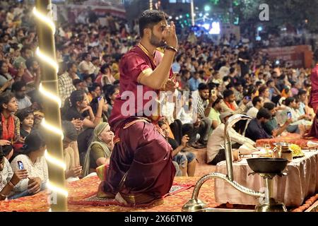 Indien. Mai 2024. Traditionelle hinduistische Priester verrichten am 12. Mai 2024 Abendgebete am Ufer des Ganges in Varanasi, Uttar Pradesh, Indien. Foto von ABACAPRESS. COM Credit: Abaca Press/Alamy Live News Stockfoto