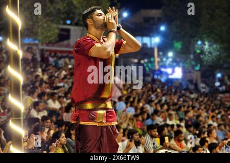 Indien. Mai 2024. Traditionelle hinduistische Priester verrichten am 12. Mai 2024 Abendgebete am Ufer des Ganges in Varanasi, Uttar Pradesh, Indien. Foto von ABACAPRESS. COM Credit: Abaca Press/Alamy Live News Stockfoto