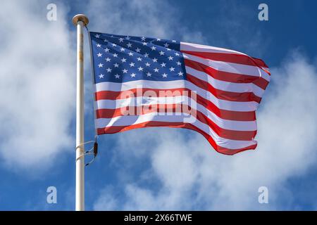 Nationalflaggen. Die Nationalflagge der Vereinigten Staaten von Amerika USA weht vor blauem, leicht bewölktem Himmel. Soulac-sur-Mer Gironde Frankreich *** Nationalflaggen die Nationalflagge der Vereinigten Staaten von Amerika USA fliegt vor einem blauen, leicht bewölkten Himmel Soulac sur Mer Gironde Frankreich Stockfoto