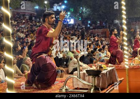 Indien. Mai 2024. Traditionelle hinduistische Priester verrichten am 12. Mai 2024 Abendgebete am Ufer des Ganges in Varanasi, Uttar Pradesh, Indien. Foto von ABACAPRESS. COM Credit: Abaca Press/Alamy Live News Stockfoto