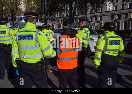 London, Großbritannien. November 2023. Polizeibeamte verhaften Dutzende von Just Stop Oil Aktivisten in Whitehall, während die Klimagruppe neue Proteste gegen neue Lizenzen für fossile Brennstoffe veranstaltet. Quelle: Vuk Valcic/Alamy Stockfoto
