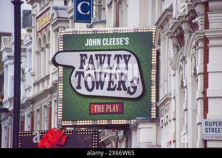 London, Großbritannien. Mai 2024. Ein Schild für John Cleese's Fawlty Towers im Apollo Theatre an der Shaftesbury Avenue im West End, Tagesblick. Quelle: Vuk Valcic/Alamy Stockfoto