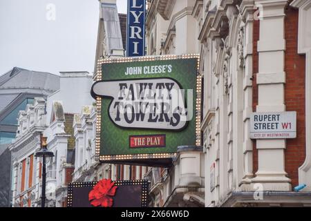 London, Großbritannien. Mai 2024. Ein Schild für John Cleese's Fawlty Towers im Apollo Theatre an der Shaftesbury Avenue im West End, Tagesblick. Quelle: Vuk Valcic/Alamy Stockfoto