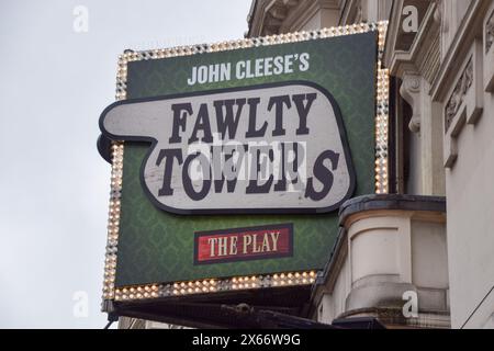 London, Großbritannien. Mai 2024. Ein Schild für John Cleese's Fawlty Towers im Apollo Theatre an der Shaftesbury Avenue im West End, Tagesblick. Quelle: Vuk Valcic/Alamy Stockfoto