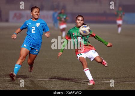 MST Sagorika (R) brachte Gastgeber Bangladesch in das Finale der SAFF U17 Women's Championship mit einem 1-0 Sieg über die Favoritenliste Indien bei der Birshreshtha Stockfoto