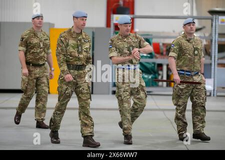 Der Prinz von Wales (zweite links) kommt mit Dienstpersonal im Army Aviation Centre in Middle Wallop an, nachdem König Karl III. Offiziell die Rolle des Oberst-in-Chief des Army Air Corps an den Prince of Wales übergeben hatte. Im Army Aviation Centre in Middle Wallop, Hampshire. Bilddatum: Montag, 13. Mai 2024. Stockfoto