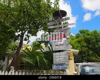 Wegweiser vor dem Private House in Key West, Florida, USA, 16. April 2024 Stockfoto