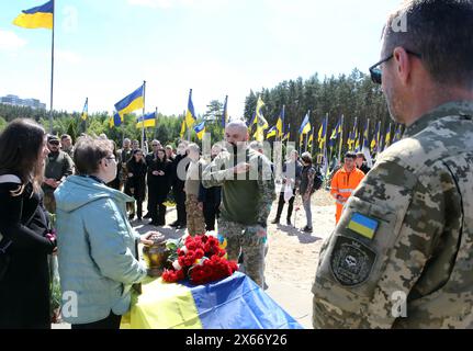 Nicht exklusiv: REGION KIEW, UKRAINE - 10. MAI 2024 - Teilnehmer sind für die Beerdigungszeremonie für den Soldaten Jewhen Slyvka (Rufzeichen 'Sham Stockfoto