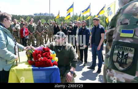 Nicht exklusiv: REGION KIEW, UKRAINE - 10. MAI 2024 - Teilnehmer sind für die Beerdigungszeremonie für den Soldaten Jewhen Slyvka (Rufzeichen 'Sham Stockfoto