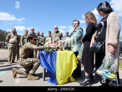 Nicht exklusiv: REGION KIEW, UKRAINE - 10. MAI 2024 - Teilnehmer sind für die Beerdigungszeremonie für den Soldaten Jewhen Slyvka (Rufzeichen 'Sham Stockfoto