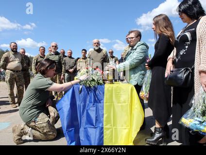 Nicht exklusiv: REGION KIEW, UKRAINE - 10. MAI 2024 - Teilnehmer sind für die Beerdigungszeremonie für den Soldaten Jewhen Slyvka (Rufzeichen 'Sham Stockfoto