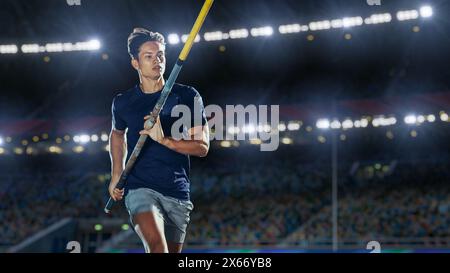 Pole Vault Jumping: Porträt eines männlichen Profi-Athleten beim WM-Lauf mit Pole to Jump over Bar. Aufnahme des Wettkampfs im Big Stadium mit Sport Achievement Experience Stockfoto