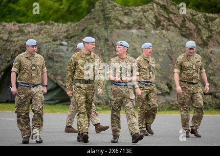 Der Prinz von Wales (zweite links) geht mit Dienstpersonal im Army Aviation Centre in Middle Wallop (Hampshire), nachdem König Karl III. Die Rolle des Oberst-in-Chief des Army Air Corps an den Prince of Wales übergeben hatte. Bilddatum: Montag, 13. Mai 2024. Stockfoto