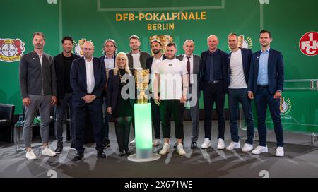 13. Mai 2024, Berlin: Fußball: DFB-Cup, Cup-Übergabe DFB-Cup 2024 im Roten Rathaus. Rene Rohde (l-r), Schiedsrichter, Michael Ballack, ehemaliger deutscher Fußballnationalspieler, Fernando Carro, Vorstandsvorsitzender von Bayer 04 Leverkusen, Gerald 'Gerry' Ehrmann, ehemaliger Fußballtorhüter, Iris Spranger (SPD), Senator für Inneres und Sport von Berlin, Lukas Hradecky (Bayer 04 Leverkusen), Thomas Hengen, geschäftsführender Direktor von 1. FC Kaiserslautern, Jean Zimmer (1. FC Kaiserslautern), Bernd Neuendorf, Präsident des Deutschen Fußballverbandes (DFB), Perry Bräutigam, Vereinsvertreter Stockfoto