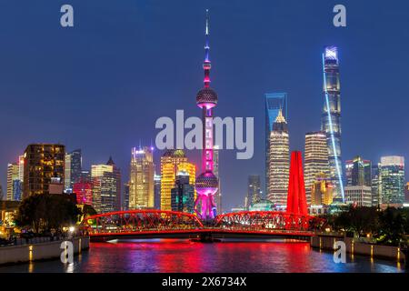 Shanghai Skyline am Bund mit Oriental Pearl Tower in der Innenstadt bei Dämmerung in China Stockfoto