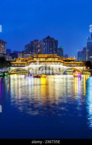 Chengdu Anshun Brücke über den Fluss Jin mit Pagode bei Nacht Dämmerung Porträtformat in Chengdu, China Stockfoto