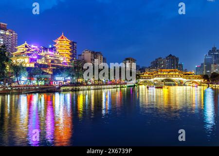 Chengdu Anshun Brücke über den Fluss Jin mit Pagode bei Dämmerungsnacht in Chengdu, China Stockfoto