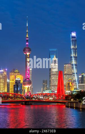 Shanghai Skyline am Bund mit orientalischem Pearl Tower im Portraitformat in der Innenstadt bei Dämmerungsnacht in China Stockfoto