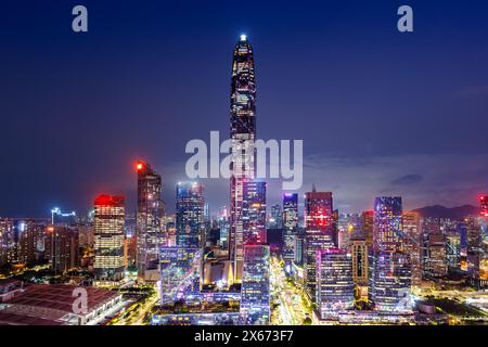 Shenzhen Skyline Stadtlandschaft mit Wolkenkratzern in der Innenstadt bei Nacht in Shenzhen, China Stockfoto