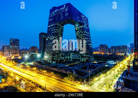 Das zentrale Geschäftsviertel von Peking, CBD-Skyline mit dem CCTV-Hauptquartier von China in der Nachtstadt in Peking, China Stockfoto