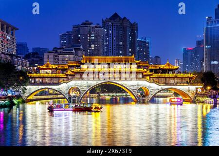 Chengdu Anshun Brücke über den Fluss Jin bei Dämmerungsnacht in Chengdu, China Stockfoto