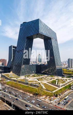 Das zentrale Geschäftsviertel von Peking, CBD-Skyline mit China Central Television CCTV Hauptquartier und Porträtformat in Peking, China Stockfoto