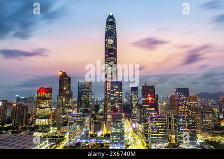 Shenzhen Skyline Stadtlandschaft mit Wolkenkratzern in der Innenstadt bei Sonnenuntergang in Shenzhen, China Stockfoto