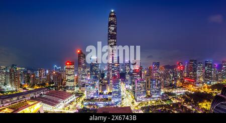 Shenzhen Skyline Stadtlandschaft mit Wolkenkratzern in der Innenstadt bei Nacht Panorama Stadt in Shenzhen, China Stockfoto
