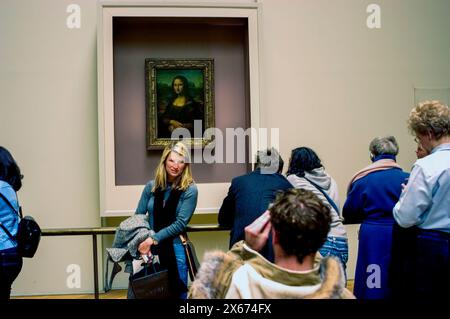 Paris, Frankreich, Menschenmassen, Touristen Besuchen, Louvre Museum, int. Italienische Gemäldegalerie, Denon-Flügel. Mona Lisa von Leonardo da Vinci. Stockfoto