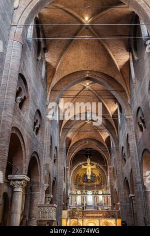 Hauptschiff der Kathedrale in Modena, Italien. Stockfoto