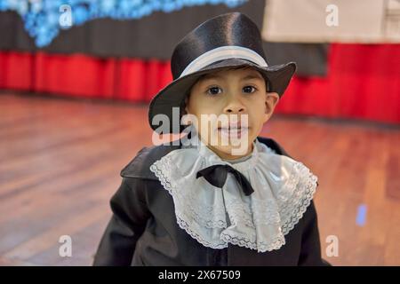 Porträt eines lateinischen Jungen in seinem Ritterkostüm bei einer Schulveranstaltung zum 9. Juli, Argentiniens Unabhängigkeitstag. Stockfoto