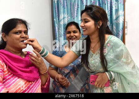 Bikaner, Indien. Mai 2024. Agarwal Community Familienmitglieder feiern Muttertag. (Foto: Dinesh Gupta/Pacific Press) Credit: Pacific Press Media Production Corp./Alamy Live News Stockfoto