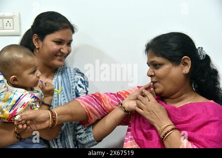 Bikaner, Indien. Mai 2024. Agarwal Community Familienmitglieder feiern Muttertag. (Foto: Dinesh Gupta/Pacific Press) Credit: Pacific Press Media Production Corp./Alamy Live News Stockfoto