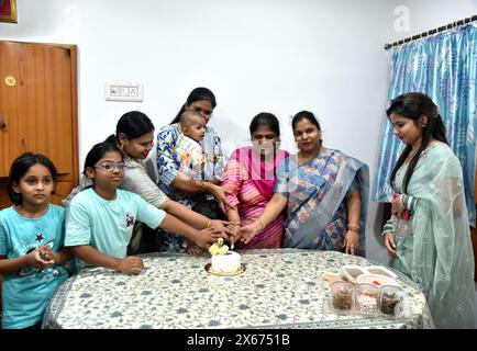 Bikaner, Indien. Mai 2024. Agarwal Community Familienmitglieder feiern Muttertag. (Foto: Dinesh Gupta/Pacific Press) Credit: Pacific Press Media Production Corp./Alamy Live News Stockfoto