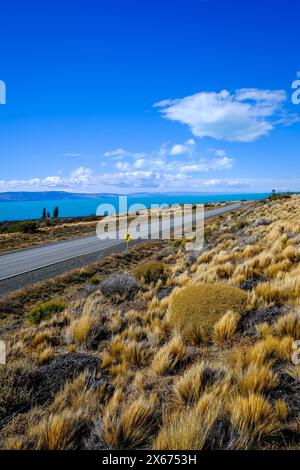 El Calafate, Patagonien, Argentinien - nur befahrene Landstrasse R11 zwischen dem Perito Moreno Gletscher und El Calafate entlang des Lago Argentino, der groesste See in Argentinien. Der See wird von mehreren Gletschern gespeist, darunter dem groessten Gletscher von Suedamerika, dem Upsala-Gletscher und dem bekanntesten, dem Perito-Moreno-Gletscher. El Calafate Patagonien Argentinien *** El Calafate, Patagonien, Argentinien R11 Straße mit wenig Verkehr zwischen dem Perito Moreno Gletscher und El Calafate entlang des Lago Argentino, dem größten See Argentiniens der See wird von mehreren Gletschern gespeist, einschließlich Stockfoto