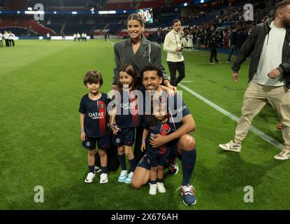 Paris, Frankreich. Mai 2024. Marquinhos von PSG und Carol Cabrino feiern den Sieg der PSG in der Ligue 1 nach dem französischen Meisterschaftsspiel der Ligue 1 zwischen Paris Saint-Germain und Toulouse FC am 12. Mai 2024 im Parc des Princes Stadion in Paris, Frankreich - Foto Jean Catuffe/DPPI Credit: DPPI Media/Alamy Live News Stockfoto