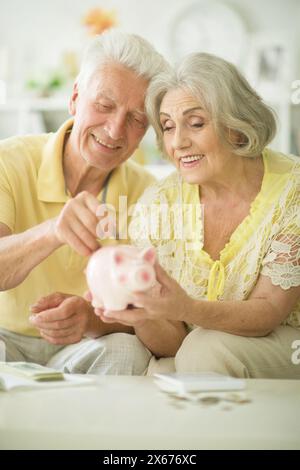 Glückliche Familie, fröhliches Paar Senioren mit Schweinebank Stockfoto