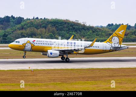 Chengdu, China - 8. April 2024: Airbus A320 am Flughafen Chengdu Tianfu (TFU) in China. Stockfoto