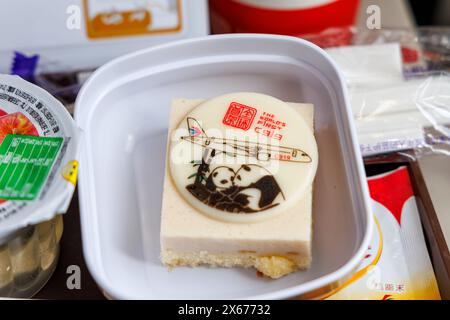 Chengdu, China - 9. April 2024: Kuchen als Dessert an Bord des chinesischen Flugzeugs COMAC C919 am Flughafen Chengdu Tianfu in China. Stockfoto