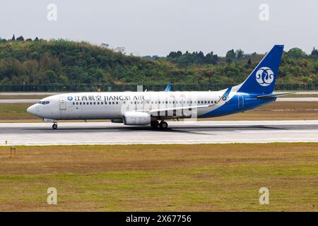 Chengdu, China - 8. April 2024: Das Flugzeug der Jiangxi Air Boeing 737-800 am Flughafen Chengdu Tianfu (TFU) in China. Stockfoto