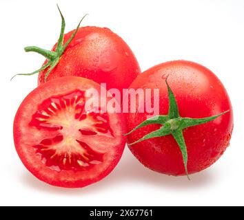 Frisch gewaschene rote Tomaten bedeckt mit Wassertropfen auf weißem Hintergrund. Stockfoto