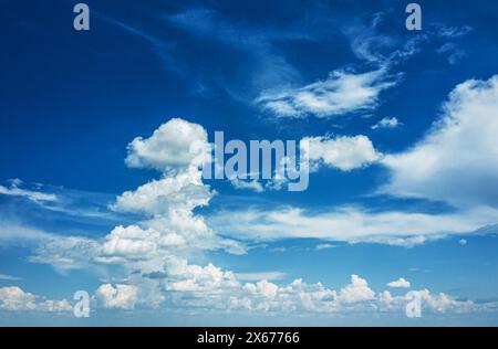 Tiefblauer Himmel und verschiedene Arten von weißen Wolken darin. Schöne Natur Hintergrund. Stockfoto