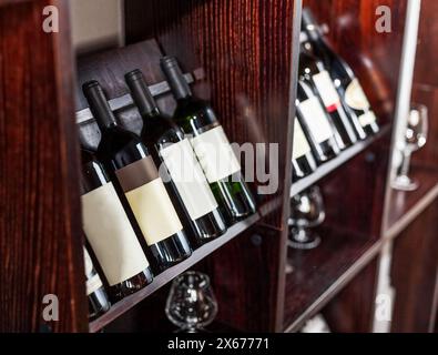 Flaschen Wein werden in den Weinregalen im Restaurant oder Café aus nächster Nähe ausgestellt. Stockfoto