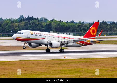 Chengdu, China - 8. April 2024: Airbus A320 von Chengdu Airlines am Flughafen Chengdu Tianfu (TFU) in China. Stockfoto